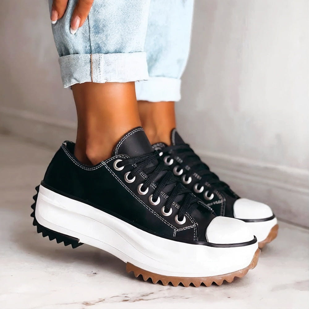 EMILIA I LÄSSIGE PLATEAU-SNEAKERS