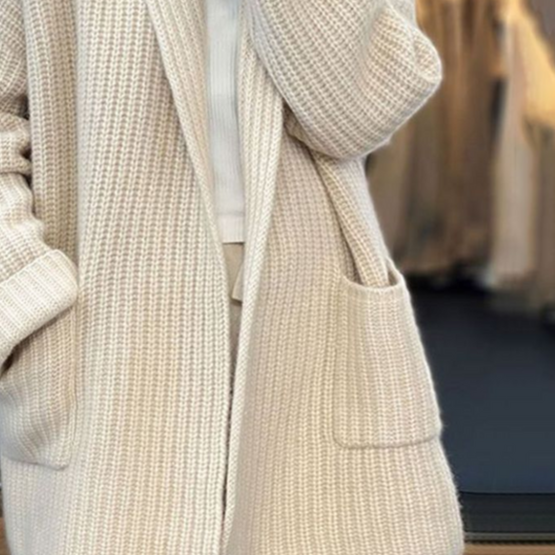 DAPHNE I LÄSSIGE STRICKJACKE