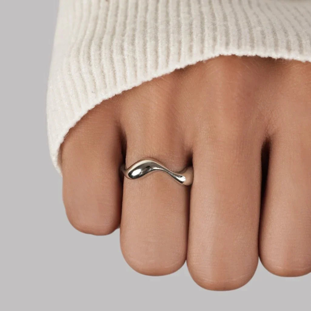 Nola™ | Wellenförmiger Minimalistischer Ring
