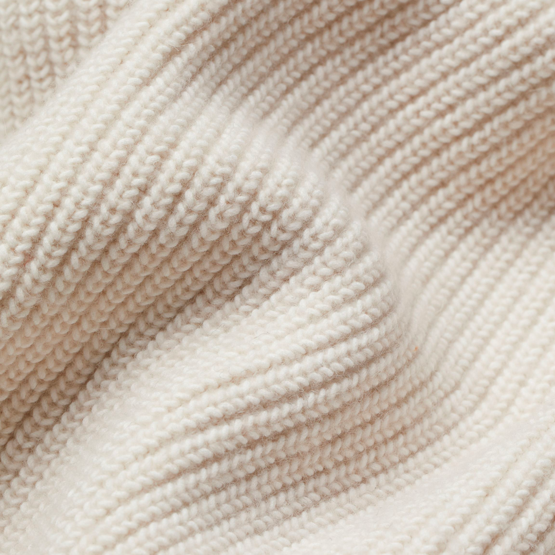 DAPHNE I LÄSSIGE STRICKJACKE