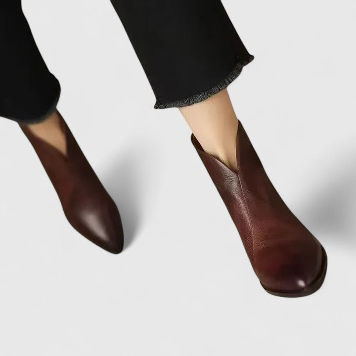 LISSIE I LÄSSIGE LEDERSTIEFEL