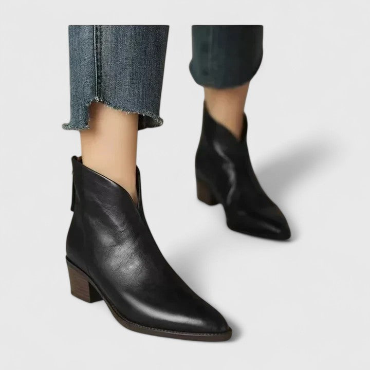 LISSIE I LÄSSIGE LEDERSTIEFEL