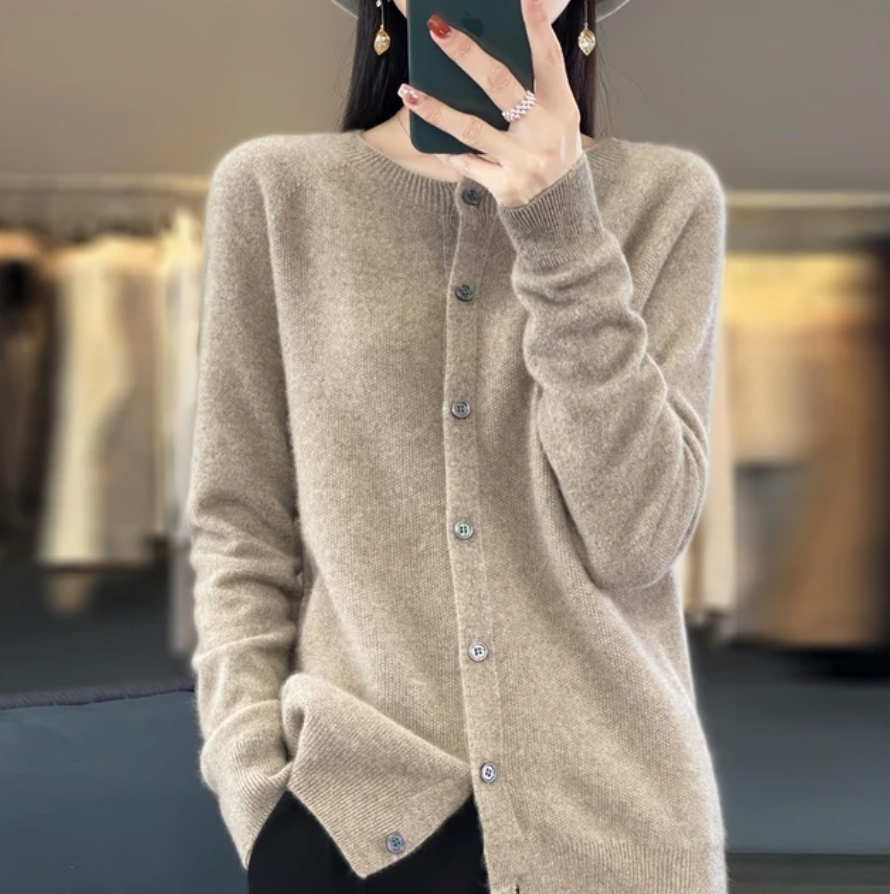 ANNA I ATMUNGSAKTIVE STRICKJACKE