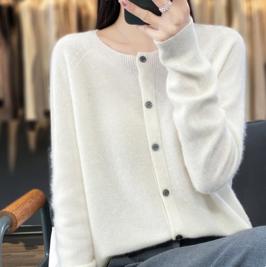 ANNA I ATMUNGSAKTIVE STRICKJACKE
