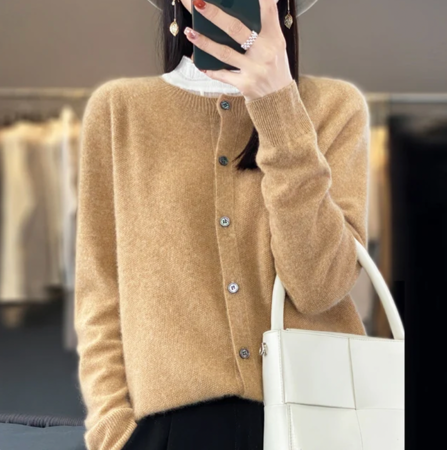 ANNA I ATMUNGSAKTIVE STRICKJACKE