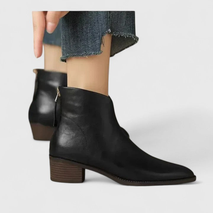 LISSIE I LÄSSIGE LEDERSTIEFEL
