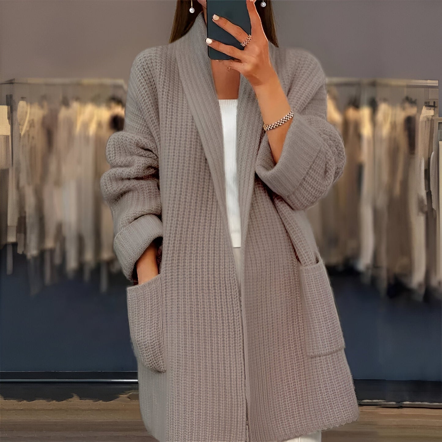 DAPHNE I LÄSSIGE STRICKJACKE