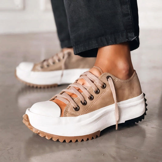 EMILIA I LÄSSIGE PLATEAU-SNEAKERS