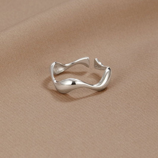 Nola™ | Wellenförmiger Minimalistischer Ring