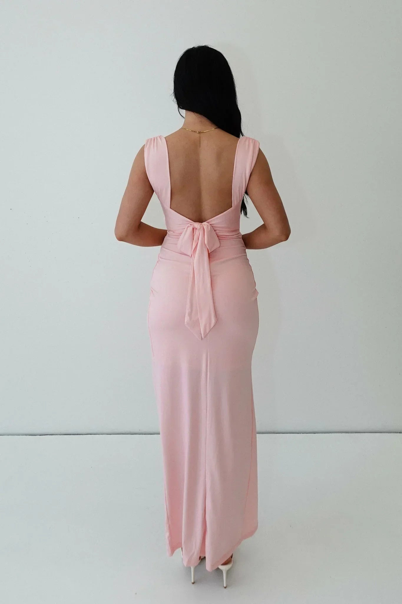 Das Makayla™ - Maxikleid mit offenem Rücken und seitlichem Schlitz
