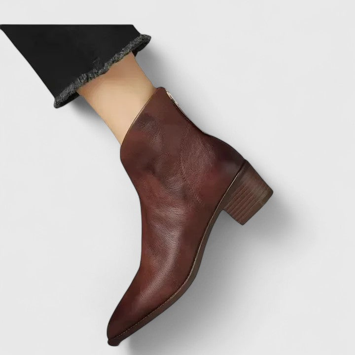 LISSIE I LÄSSIGE LEDERSTIEFEL