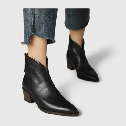 LISSIE I LÄSSIGE LEDERSTIEFEL