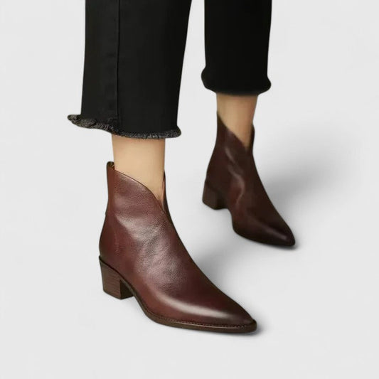 LISSIE I LÄSSIGE LEDERSTIEFEL