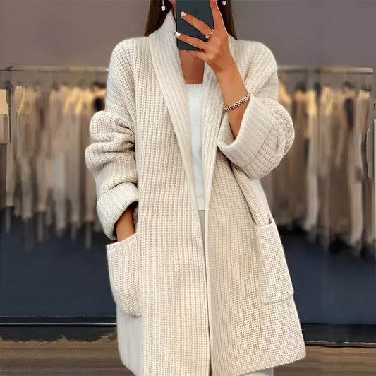 DAPHNE I LÄSSIGE STRICKJACKE
