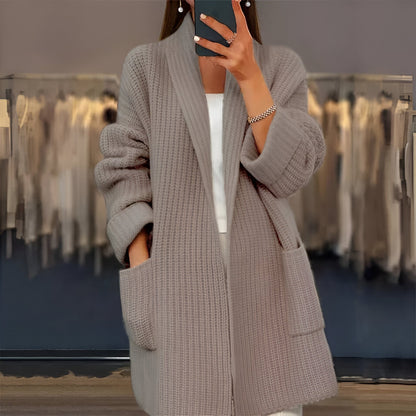 DAPHNE I LÄSSIGE STRICKJACKE