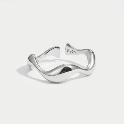 Nola™ | Wellenförmiger Minimalistischer Ring